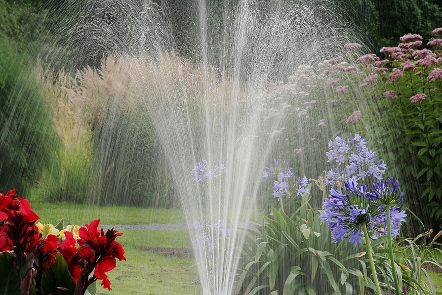 Spränkleranlage im Garten mit Blumen